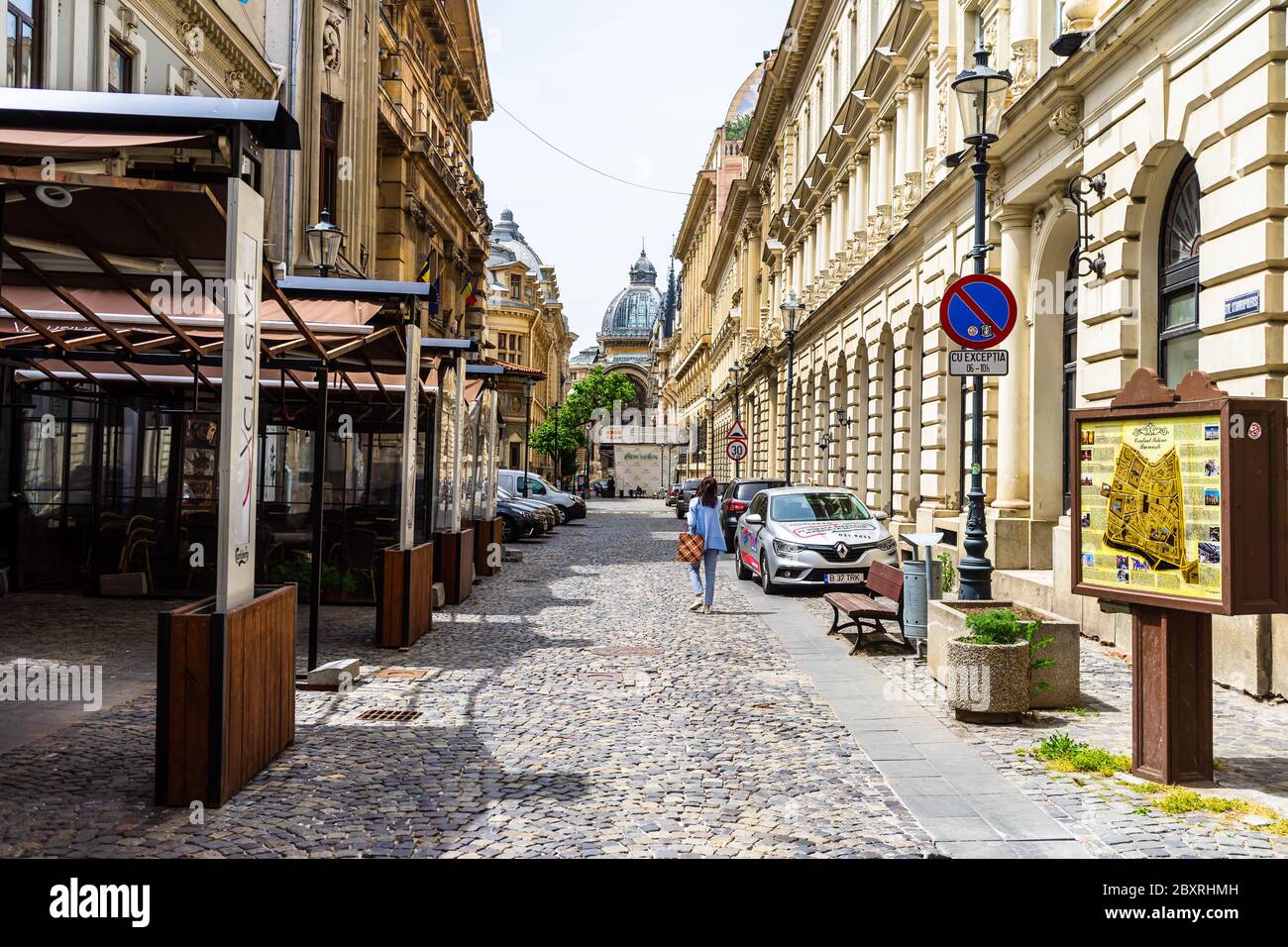 Tables vides dans les restaurants locaux de la vieille ville de Bucarest en raison de la crise mondiale de coronavirus. Centre-ville déserté, quartier des bars à Bucarest, RO Banque D'Images