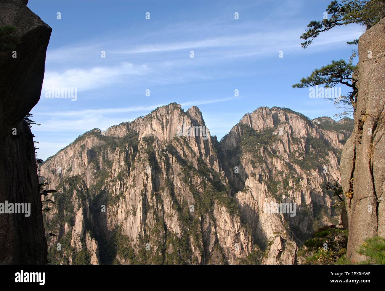 Huangshan Mountain dans la province d'Anhui, Chine. Entre le pont Sanxi et le pont de randonnée Fairy sur Huangshan, qui vous permet de traverser la mer de l'Ouest ou Xi Hai. Banque D'Images