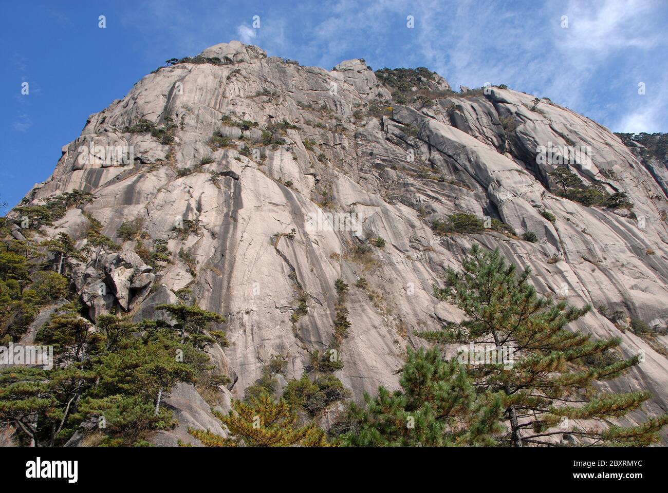 Montagne Huangshan dans la province d'Anhui, Chine. En regardant vers Celestial Capital Peak depuis le chemin occidental qui monte la montagne jusqu'à l'hôtel Yuping. Banque D'Images Montagne Huangshan dans la province d'Anhui, Chine. En regardant vers Celestial Capital Peak depuis le chemin occidental qui monte la montagne jusqu'à l'hôtel Yuping. Banque D'Images