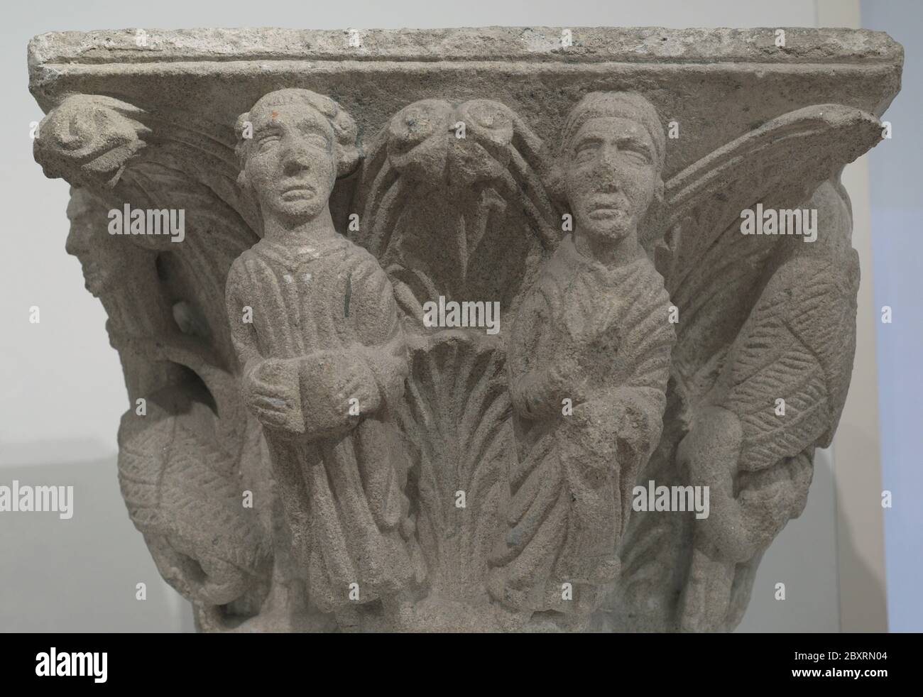 Capitale figurative de l'ancien cloître de la cathédrale de Santiago. Milieu du XIIIe siècle. Atelier de Compostelle. Granit sculpté. Sur dépôt de la cathédrale de Santiago, Galice. Musée du pèlerinage et Santiago. Saint-Jacques-de-Compostelle, Galice, Espagne. Banque D'Images
