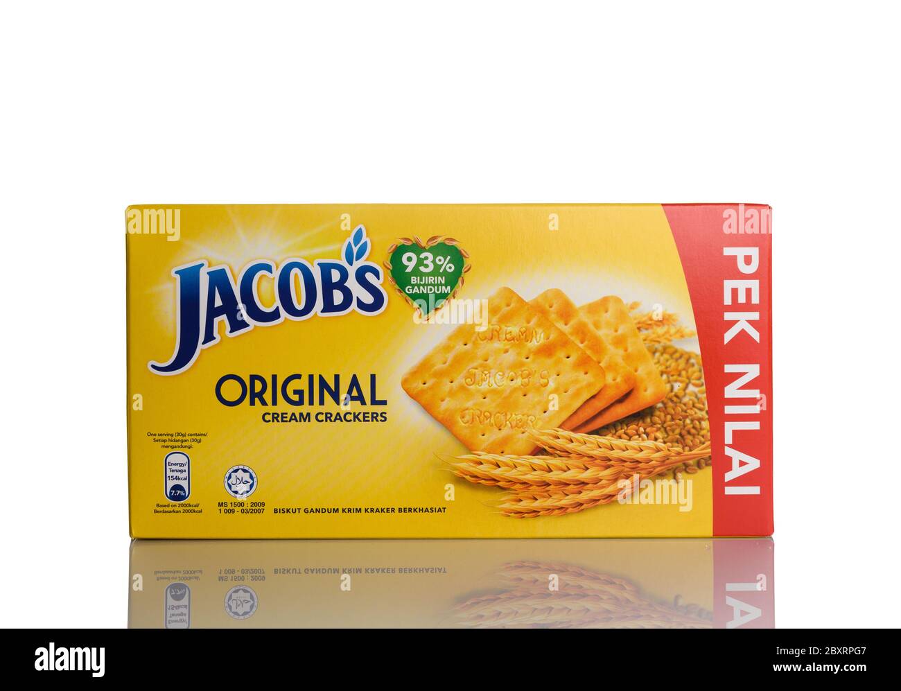 Kuching, Sarawak / Malaisie - 10 mai 2020: craquelins de crème halal de jacobs sur fond blanc. Banque D'Images