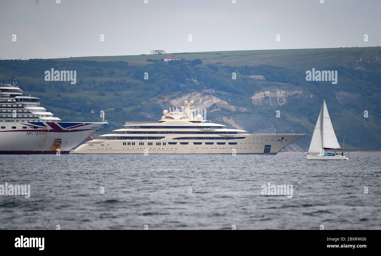 Weymouth, Dorset, Royaume-Uni. 8 juin 2020. Le Super yacht Dilbar, propriété du milliardaire russe Alisher Usmanov, vu le long du bateau de croisière Arcadia dans la baie de Weymouth. Crédit : Dorset Media Service/Alay Live News Banque D'Images