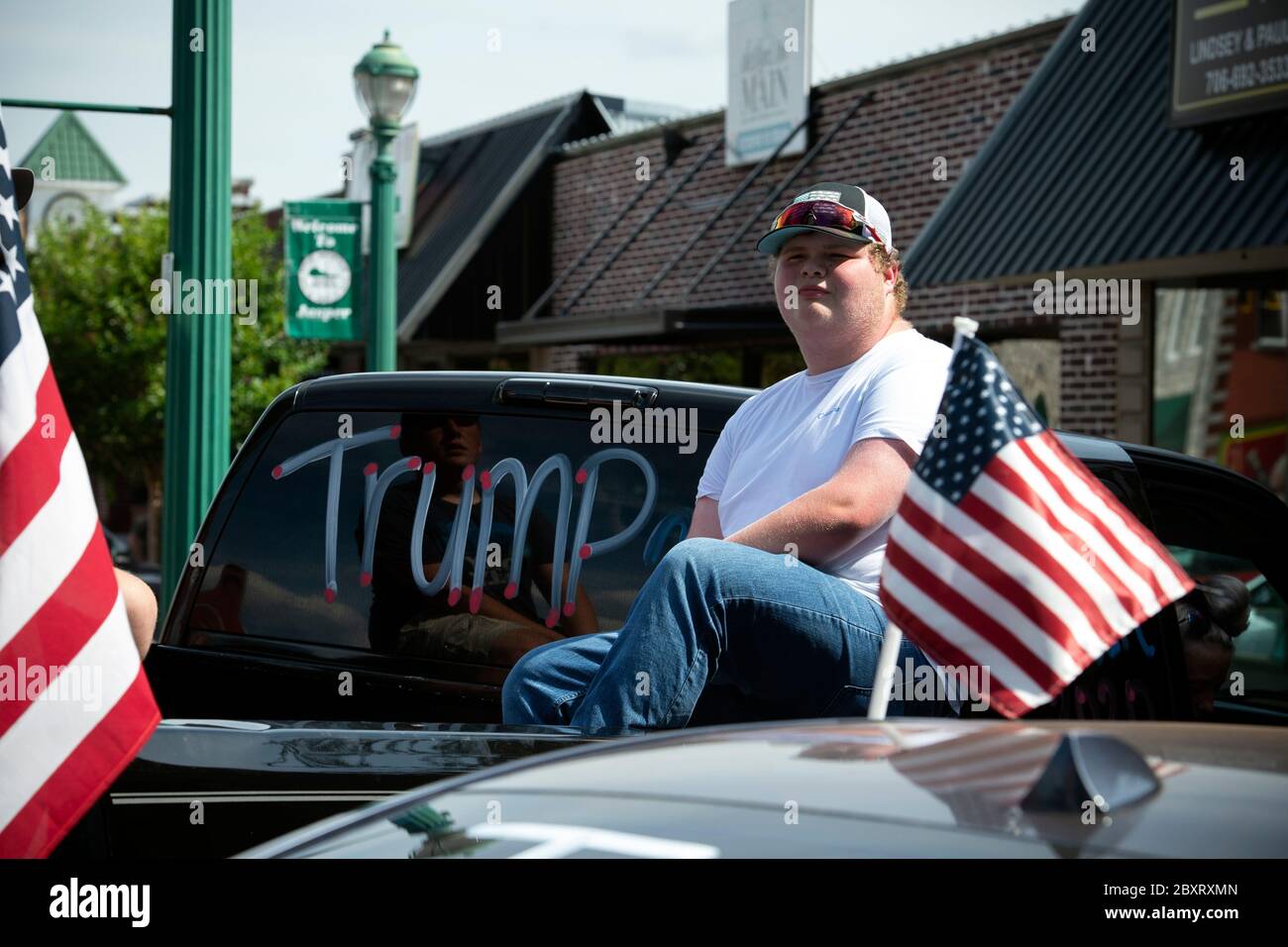 Jasper, Géorgie, États-Unis. 7 juin 2020. Les manifestants de Black Lives Matter se rassemblent à l'extérieur du palais de justice du comté de Pickens, dans la région rurale du nord de la Géorgie, pour protester contre la brutalité policière contre les minorités. Ils ont été accueillis par des contre-manifestants conservateurs et des partisans du président Trump qui ont assisté au rassemblement de l'autre côté de la rue principale de townÃs. Photo : un étudiant du secondaire qui est maintenant en âge de voter regarde le rallye d'un pick-up de l'autre côté de la rue crédit : Robin Rayne/ZUMA Wire/Alay Live News Banque D'Images