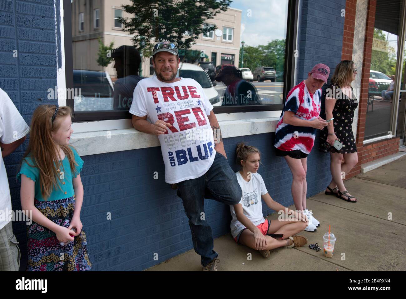 Jasper, Géorgie, États-Unis. 7 juin 2020. Les manifestants de Black Lives Matter se rassemblent à l'extérieur du palais de justice du comté de Pickens, dans la région rurale du nord de la Géorgie, pour protester contre la brutalité policière contre les minorités. Ils ont été accueillis par des contre-manifestants conservateurs et des partisans du président Trump qui ont assisté au rassemblement de l'autre côté de la rue principale de townÃs. Photo : les résidents locaux regardent le rassemblement de l'autre côté de la rue crédit : Robin Rayne/ZUMA Wire/Alay Live News Banque D'Images