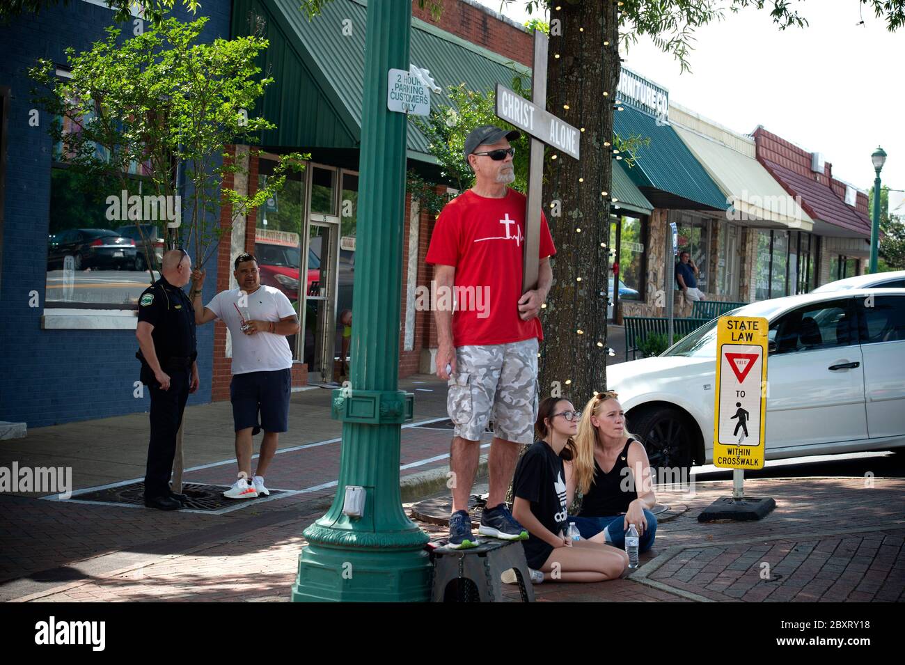 Jasper, Géorgie, États-Unis. 7 juin 2020. Les manifestants de Black Lives Matter se rassemblent à l'extérieur du palais de justice du comté de Pickens, dans la région rurale du nord de la Géorgie, pour protester contre la brutalité policière contre les minorités. Ils ont été accueillis par des contre-manifestants conservateurs et des partisans du président Trump qui ont assisté au rassemblement de l'autre côté de la rue principale de townÃs. Photo : un évangéliste et des résidents locaux regardent le rallye d'un pick-up de l'autre côté de la rue crédit : Robin Rayne/ZUMA Wire/Alamy Live News Banque D'Images