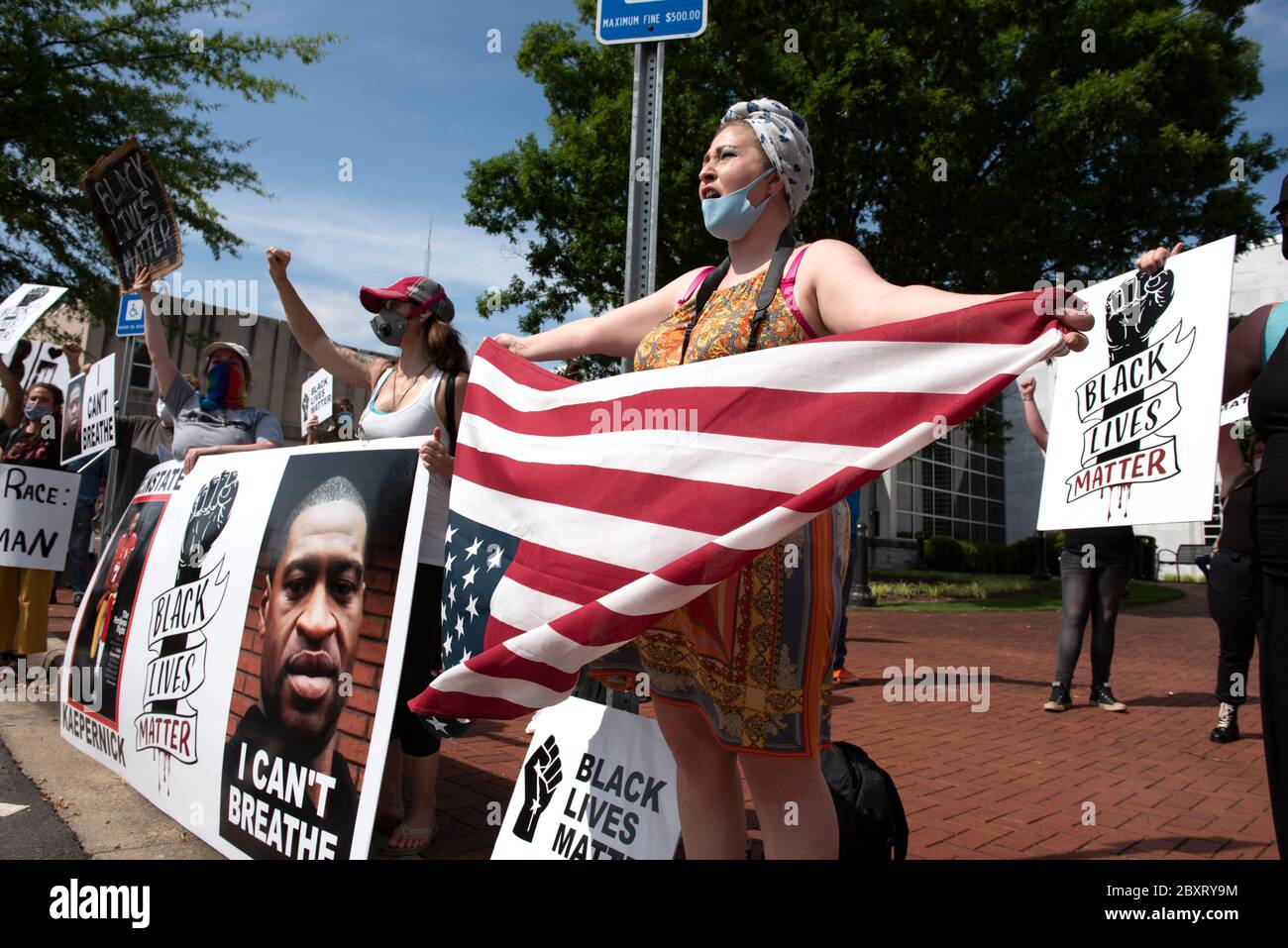 Jasper, Géorgie, États-Unis. 7 juin 2020. Les manifestants de Black Lives Matter se rassemblent à l'extérieur du palais de justice du comté de Pickens, dans la région rurale du nord de la Géorgie, pour protester contre la brutalité policière contre les minorités. Ils ont été accueillis par des contre-manifestants conservateurs et des partisans du président Trump qui ont assisté au rassemblement de l'autre côté de la rue principale de townÃs. Photo : les résidents locaux en faveur de règles plus strictes pour que la police protège contre l'utilisation inutile de la force par la police. Crédit : Robin Rayne/ZUMA Wire/Alay Live News Banque D'Images