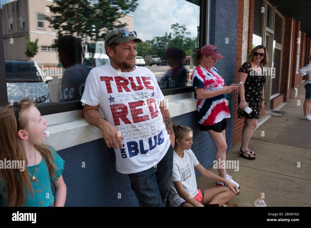 Jasper, Géorgie, États-Unis. 7 juin 2020. Les manifestants de Black Lives Matter se rassemblent à l'extérieur du palais de justice du comté de Pickens, dans la région rurale du nord de la Géorgie, pour protester contre la brutalité policière contre les minorités. Ils ont été accueillis par des contre-manifestants conservateurs et des partisans du président Trump qui ont assisté au rassemblement de l'autre côté de la rue principale de townÃs. Photo : les résidents locaux regardent le rassemblement de l'autre côté de la rue crédit : Robin Rayne/ZUMA Wire/Alay Live News Banque D'Images