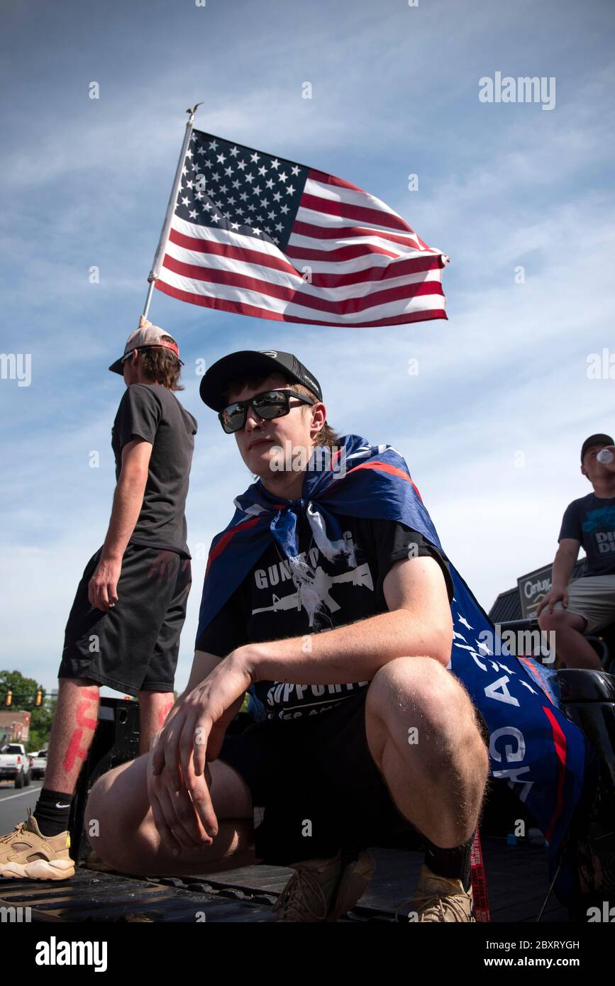 Jasper, Géorgie, États-Unis. 7 juin 2020. Les manifestants de Black Lives Matter se rassemblent à l'extérieur du palais de justice du comté de Pickens, dans la région rurale du nord de la Géorgie, pour protester contre la brutalité policière contre les minorités. Ils ont été accueillis par des contre-manifestants conservateurs et des partisans du président Trump qui ont assisté au rassemblement de l'autre côté de la rue principale de townÃs. Photo : les élèves du secondaire qui prévoient voter en novembre brandifient les drapeaux pour soutenir le président Trump alors que les voitures passent dans la rue principale de townÃs. Crédit : Robin Rayne/ZUMA Wire/Alay Live News Banque D'Images