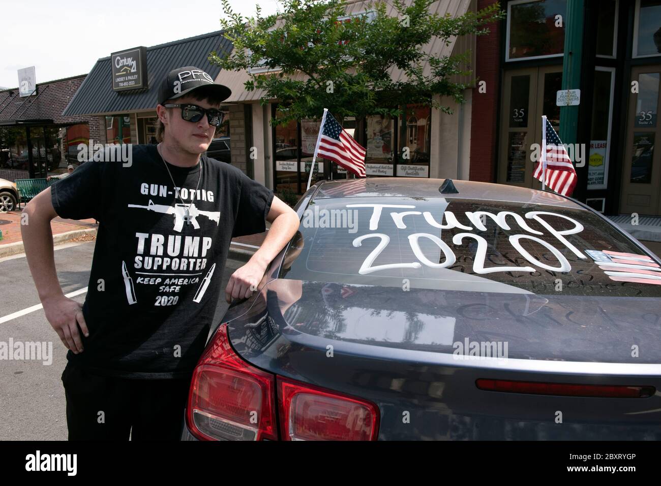 Jasper, Géorgie, États-Unis. 7 juin 2020. Les manifestants de Black Lives Matter se rassemblent à l'extérieur du palais de justice du comté de Pickens, dans la région rurale du nord de la Géorgie, pour protester contre la brutalité policière contre les minorités. Ils ont été accueillis par des contre-manifestants conservateurs et des partisans du président Trump qui ont assisté au rassemblement de l'autre côté de la rue principale de townÃs. En photo : un étudiant du secondaire, aujourd'hui 18 ans, présente sa voiture et sa chemise en soutien au président Trump et au droit de porter les armes. "IÃll votera certainement à Trump en novembre", a-t-il déclaré. Crédit : Robin Rayne/ZUMA Wire/Alay Live News Banque D'Images