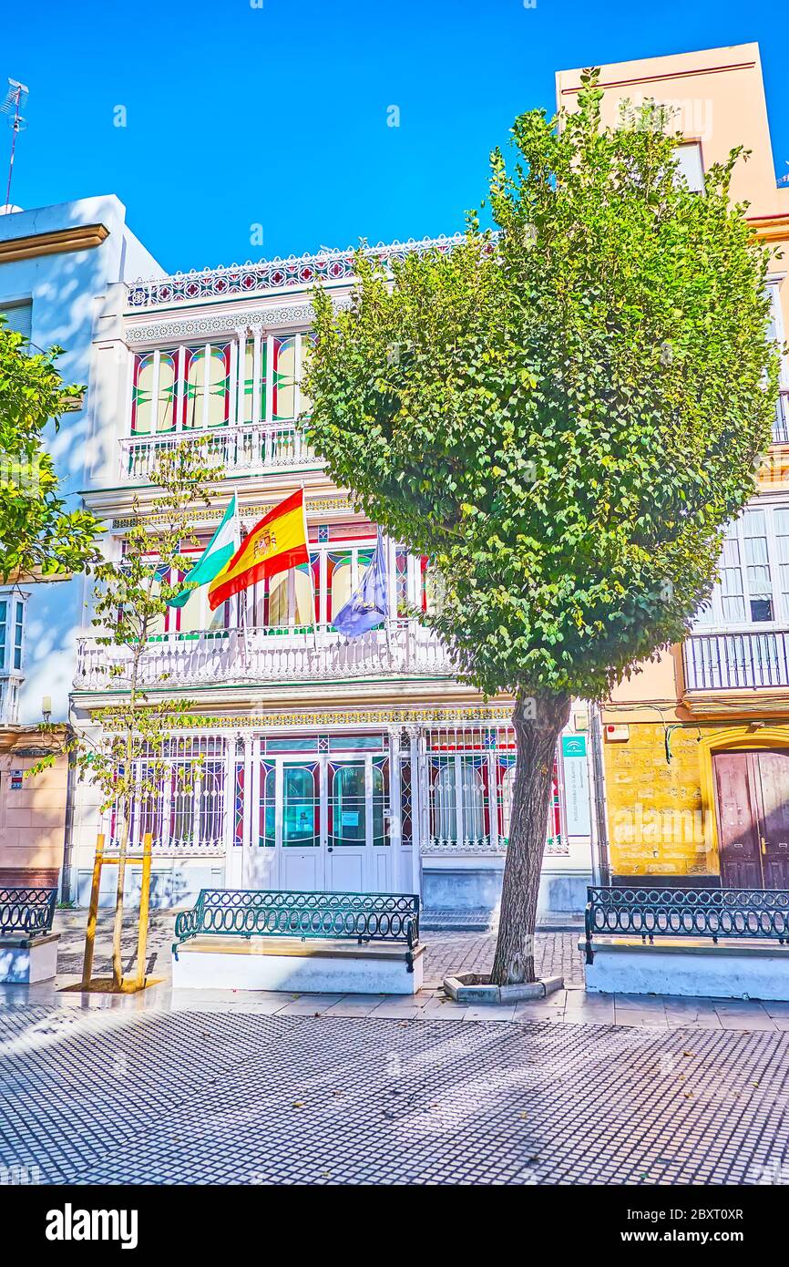 CADIX, ESPAGNE - 23 SEPTEMBRE 2019 : l'édifice orné de la place Plaza Candelaria, décoré de vitraux et de grilles de fenêtres en dentelle, a été mis en place Banque D'Images