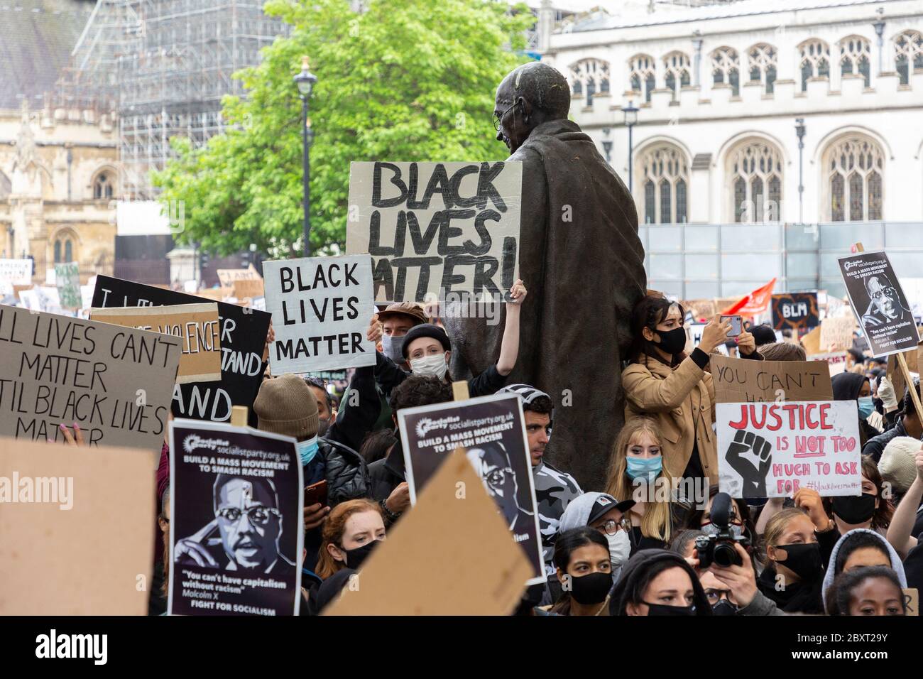 Foule rassemblée autour de la statue de Gandhi à la manifestation Black Lives Matters sur la place du Parlement, Londres, 6 juin 2020 Banque D'Images