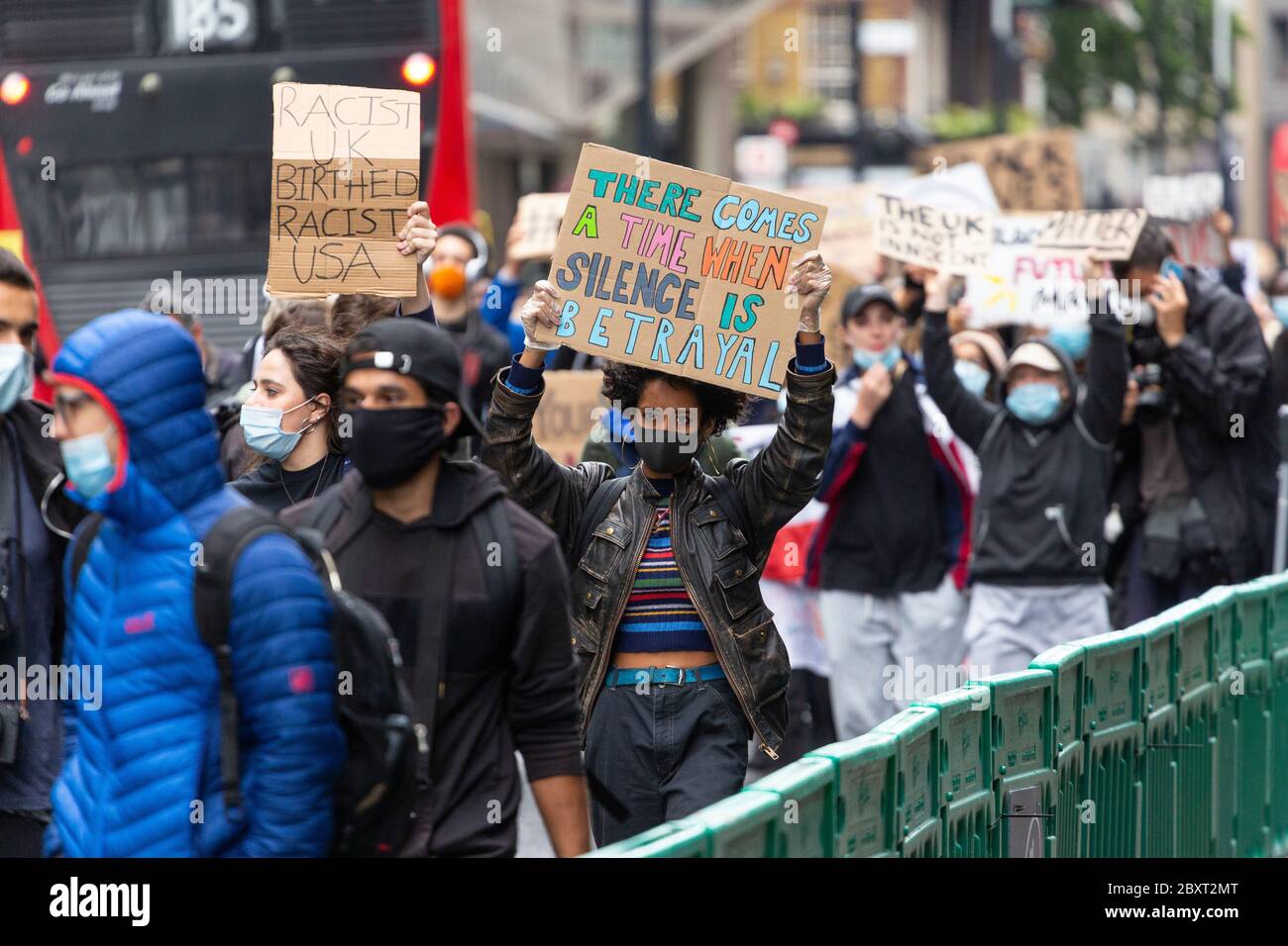 De jeunes manifestants défilant pendant la Black Lives Matters protestent à Londres, le 6 juin 2020 Banque D'Images