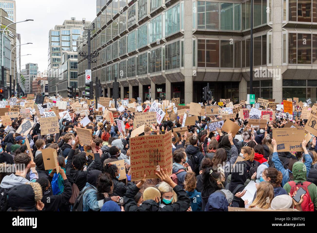 Une grande foule s'est rassemblée à la manifestation Black Lives Matters à Victoria, Londres, le 6 juin 2020 Banque D'Images