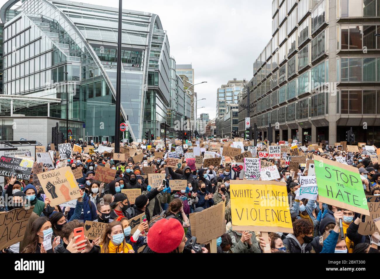 Une grande foule s'est rassemblée à la manifestation Black Lives Matters à Victoria, Londres, le 6 juin 2020 Banque D'Images