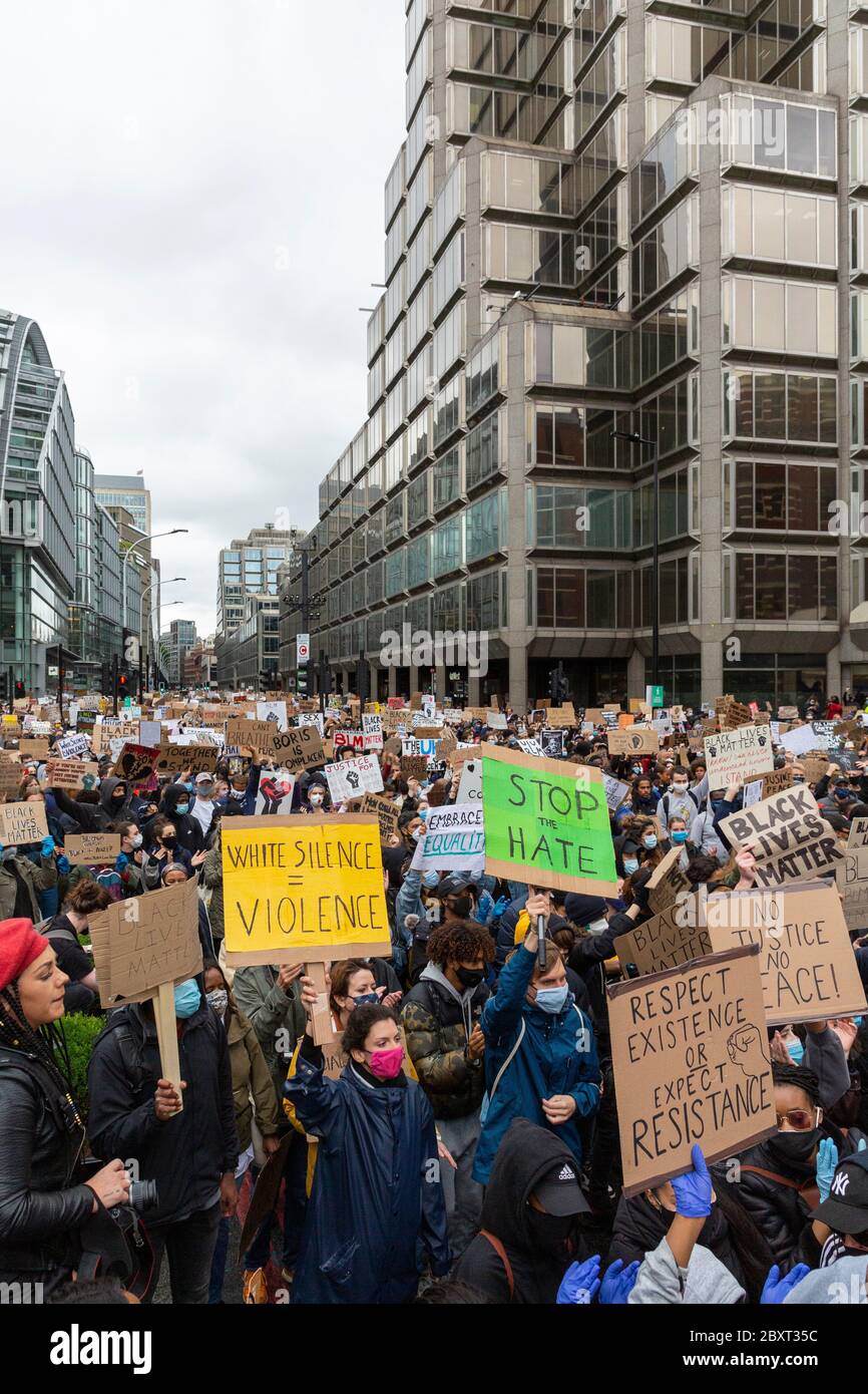 Une grande foule s'est rassemblée à la manifestation Black Lives Matters à Victoria, Londres, le 6 juin 2020 Banque D'Images