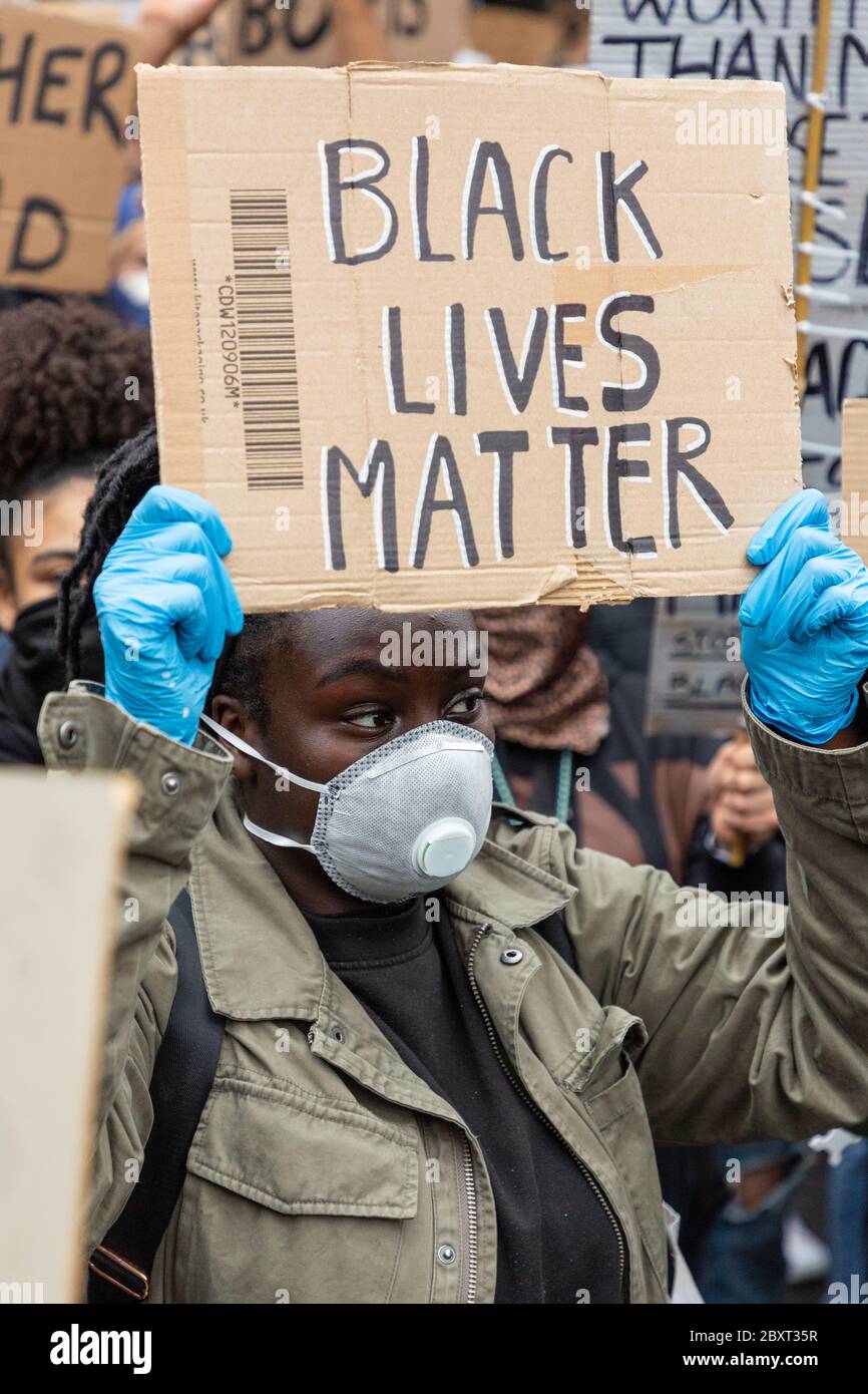 Une femme noire tient un panneau à la manifestation Black Lives Matters à Victoria, Londres, le 6 juin 2020 Banque D'Images