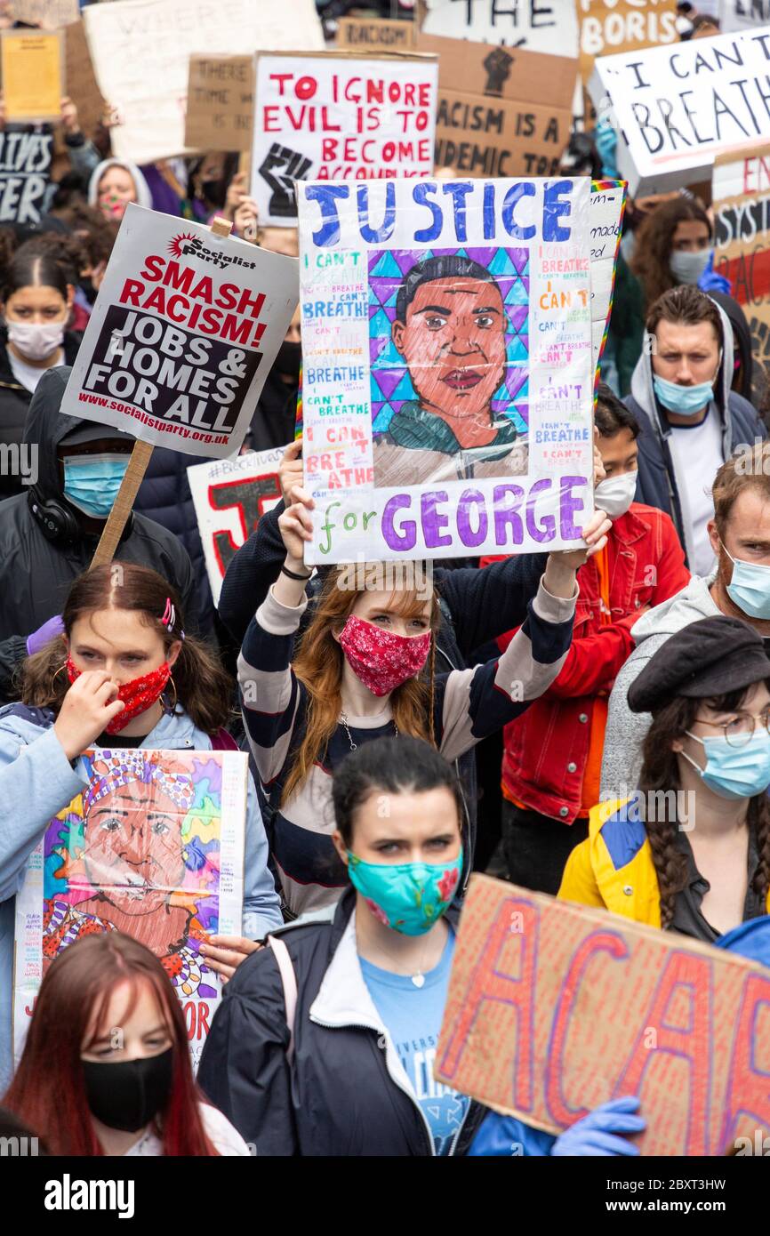 Des manifestants défilent et manifestent des signes à la manifestation Black Lives Matters à Victoria, Londres, le 6 juin 2020 Banque D'Images