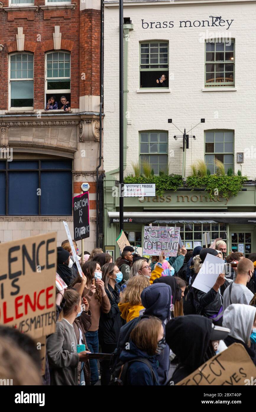 Les résidents regardent leurs fenêtres et applaudissent à l'appui de la manifestation Black Lives Matters sur Vauxhall Bridge Road, Londres, 6 juin 2020 Banque D'Images