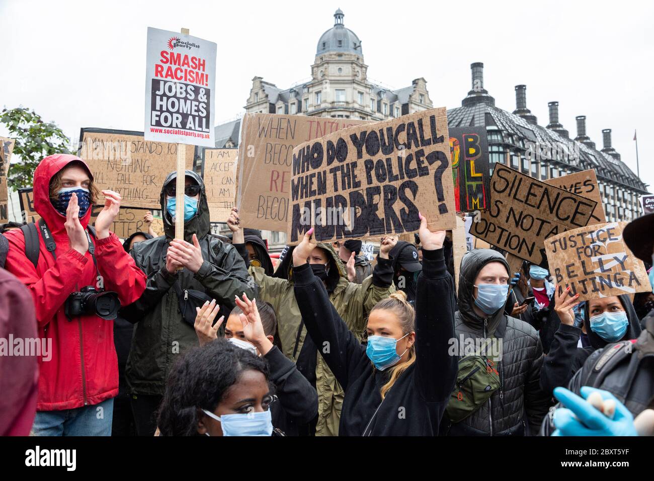 Des manifestants ont tenu des panneaux sur la place du Parlement lors de la manifestation Black Lives Matters, Londres, 6 juin 2020 Banque D'Images