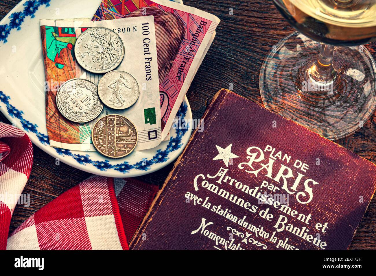 PARIS FRANCS BILLETS PIÈCES Vintage rétro Paris café boissons déjeuner années 50's 60 rétro voyage Paris vintage vacances France Francs monnaie paiement voyage vintage années 1950-1960's rétro voyage français, style Art Déco Paris guide livre, Francs français, verre de vin sur le soleil alfresco table restaurant Paris France Banque D'Images