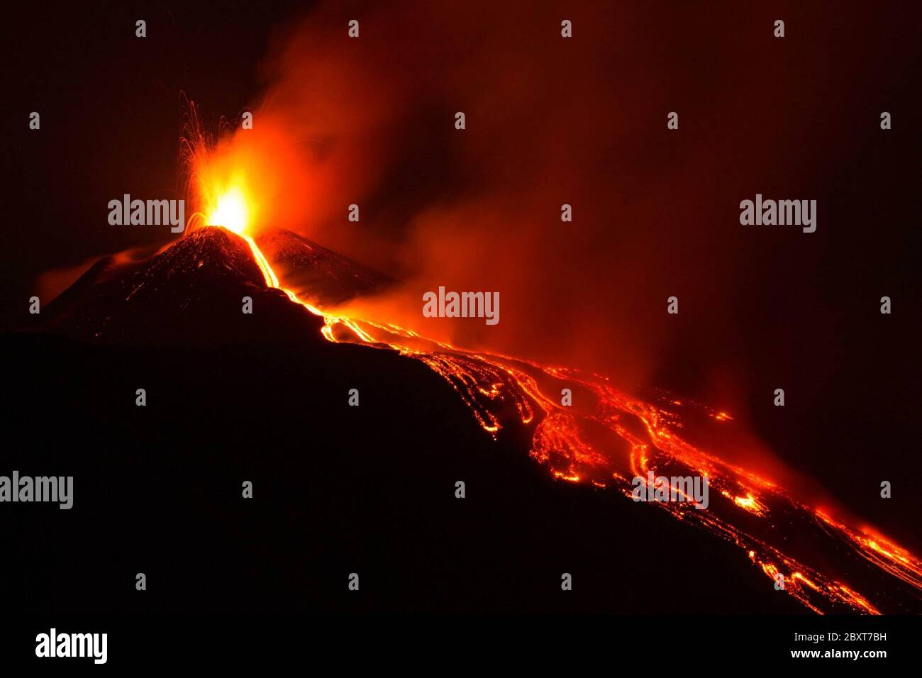 Éruption de l'Etna volcan avec écoulement de lave la nuit - Sicile aventures Banque D'Images
