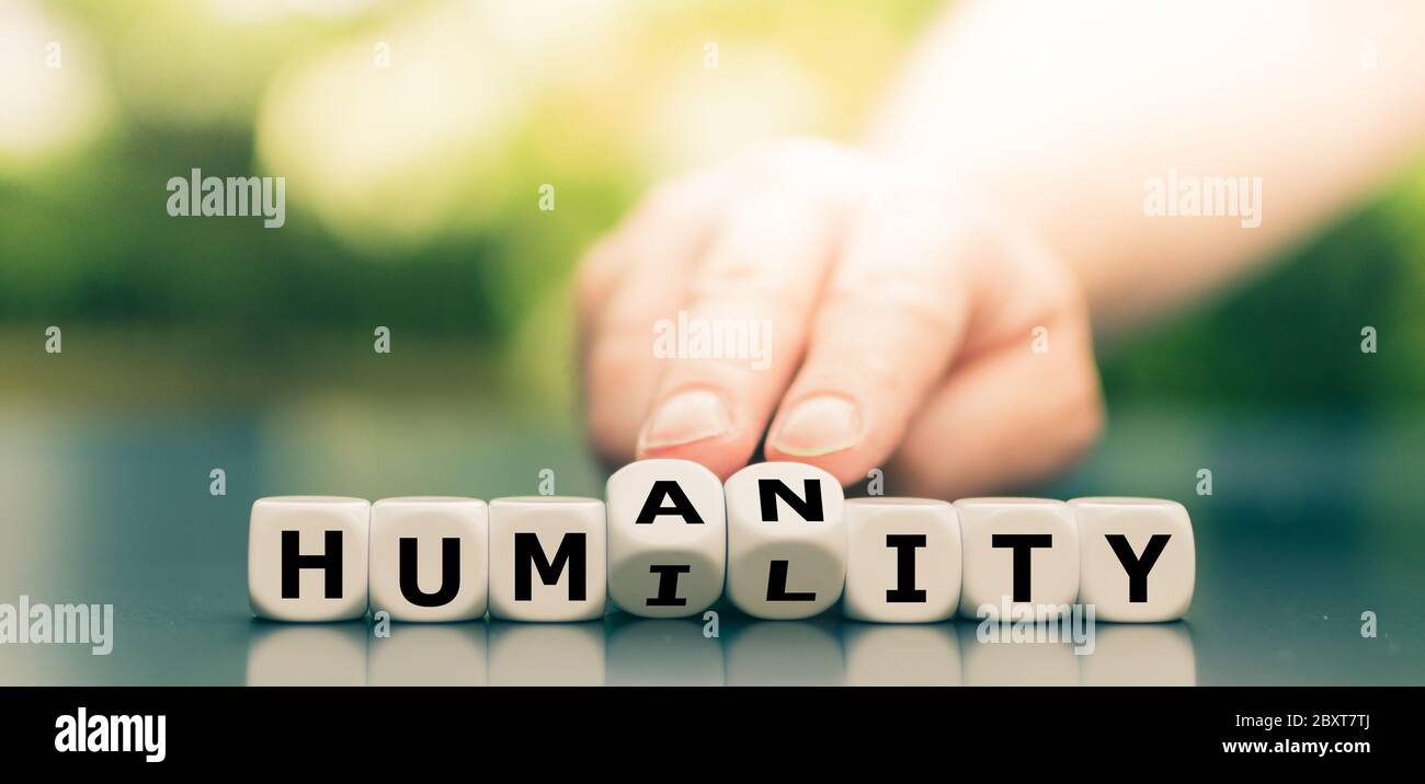 Les dés forment les mots 'humilité' et 'humanité'. Banque D'Images
