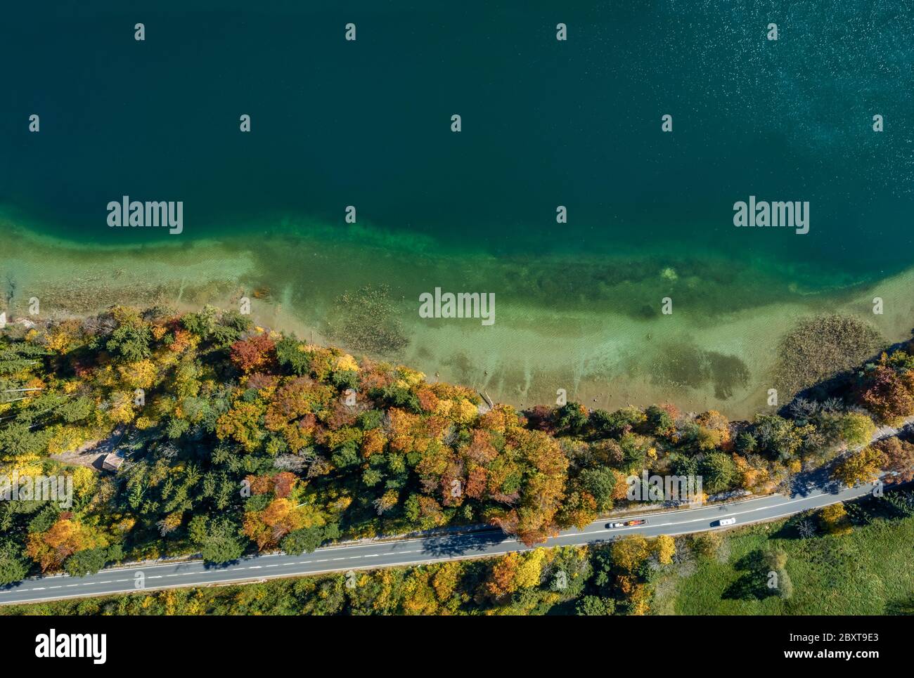 Vue du dessus un drone a été photographié à l'automne avec un lac avec une forêt colorée et une rue dans la partie inférieure de la photo Banque D'Images