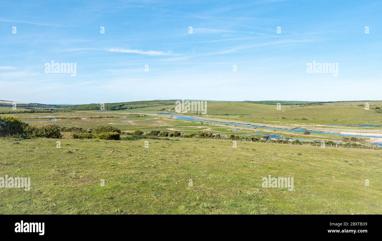 Cuckmere Haven, East Sussex, Angleterre. Vue imprenable sur la rivière sinueuse, la campagne et les plaines inondables des South Downs anglais. Banque D'Images