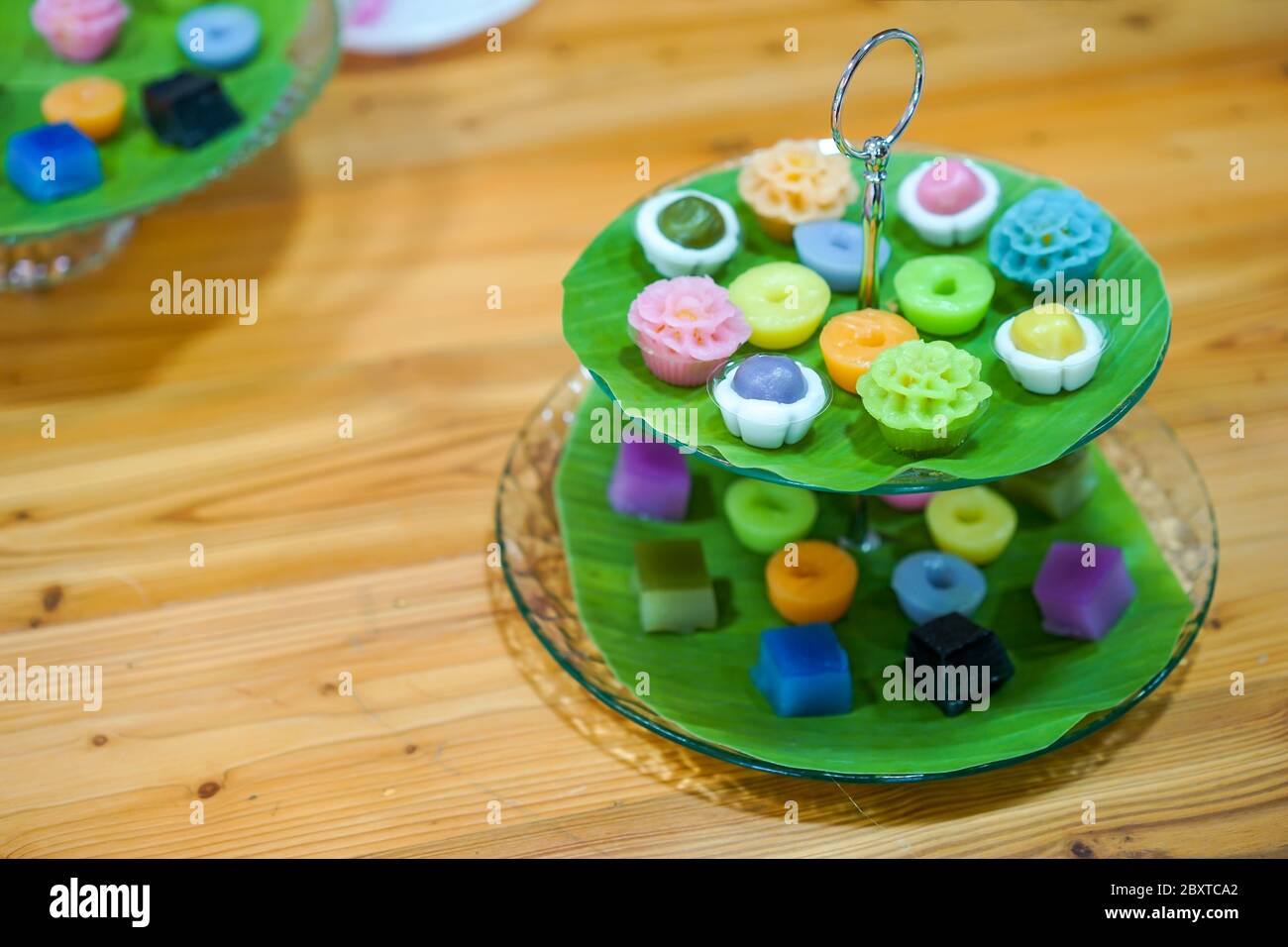 Variétés de desserts thaïlandais traditionnels colorés ; NamDokMai (farine à vapeur), PiekPoon (crème anglaise noire), LeumKluen (crème anglaise à la noix de coco et haricots à la vapeur), K Banque D'Images