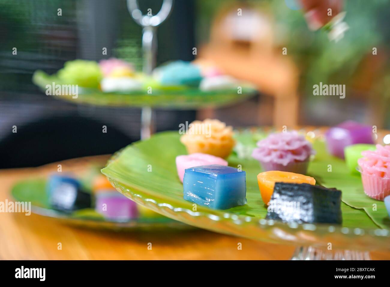 Variétés de desserts thaïlandais traditionnels colorés ; NamDokMai (farine à vapeur), PiekPoon (crème anglaise noire), LeumKluen (crème anglaise à la noix de coco et haricots à la vapeur), K Banque D'Images