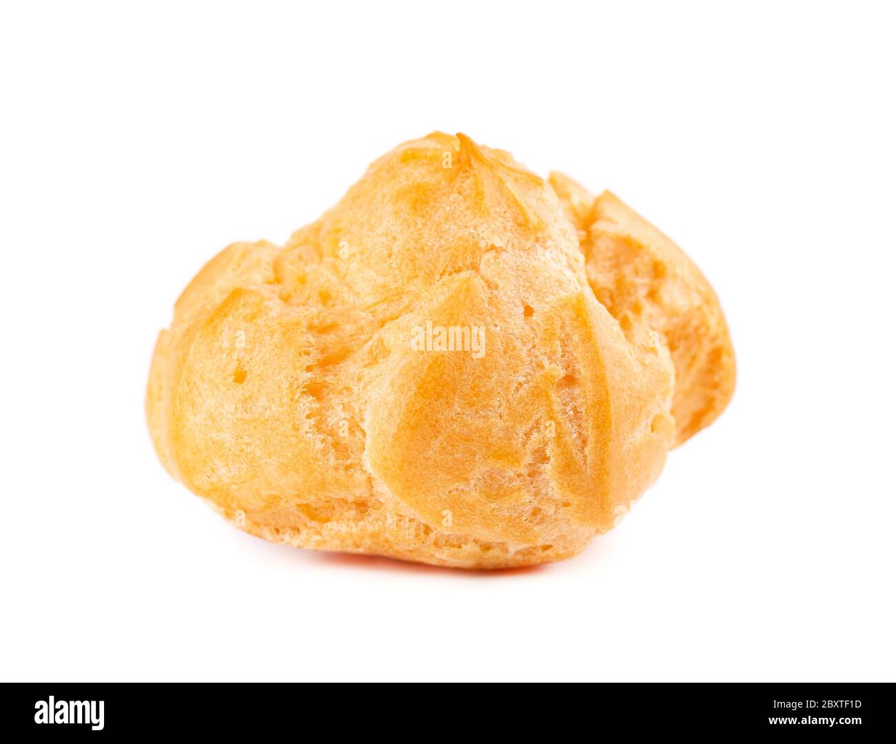 Profiteroles maison à la crème, isolées sur un fond blanc. Profiterole doré frais. Gâteau à la crème anglaise. Banque D'Images