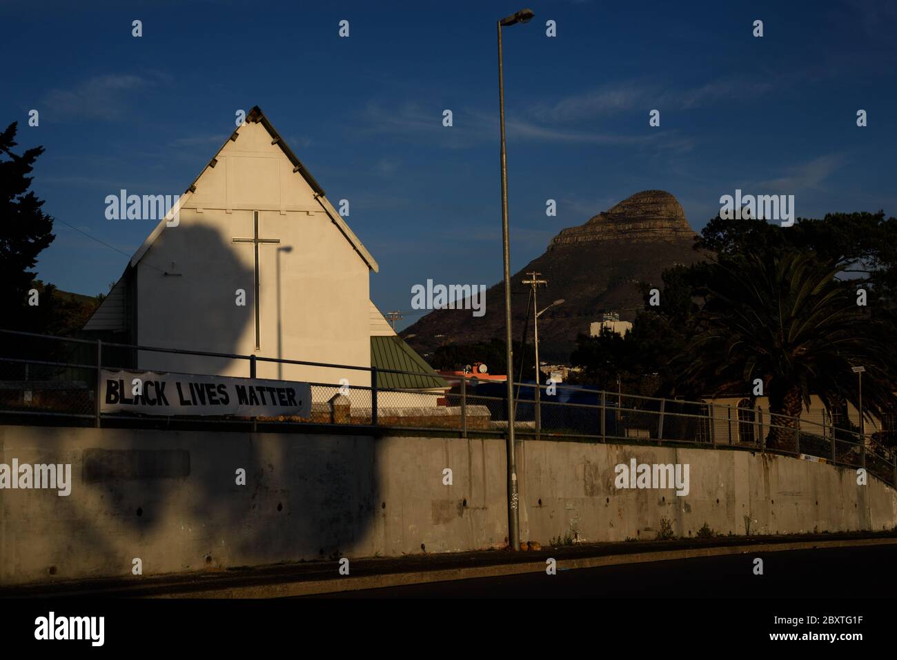 Une bannière le long de l'une des principales routes d'accès du Cap en solidarité contre la brutalité policière aux États-Unis après le meurtre de George Floyd Banque D'Images