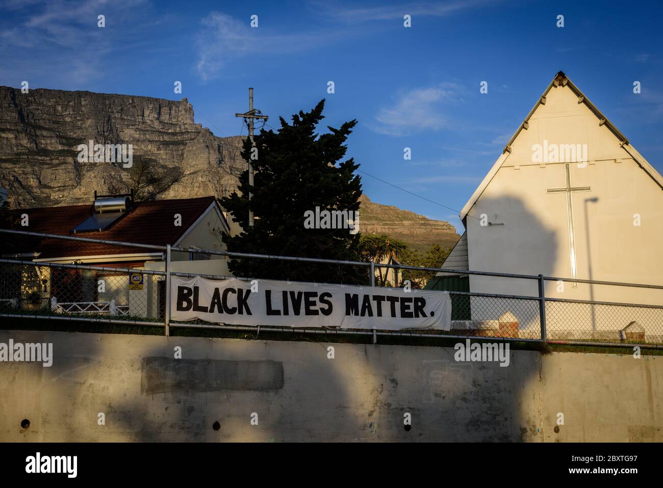 Une bannière le long de l'une des principales routes d'accès du Cap en solidarité contre la brutalité policière aux États-Unis après le meurtre de George Floyd Banque D'Images