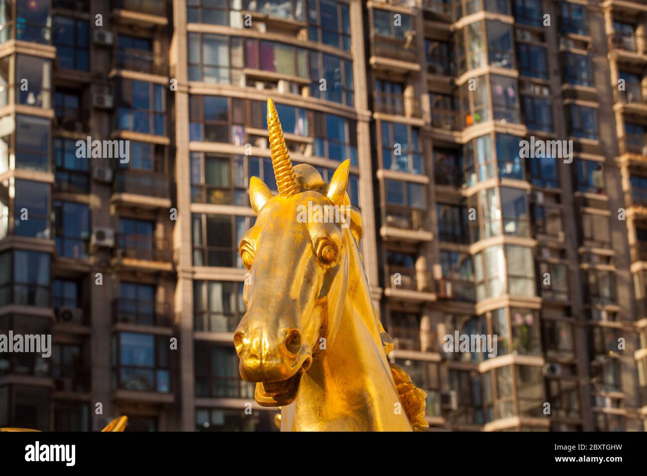 Pékin / Chine - : soldat romain ou Apollon dans le char hited en licornes couvertes d'or - monument à l'entrée du complexe d'appartements Banque D'Images