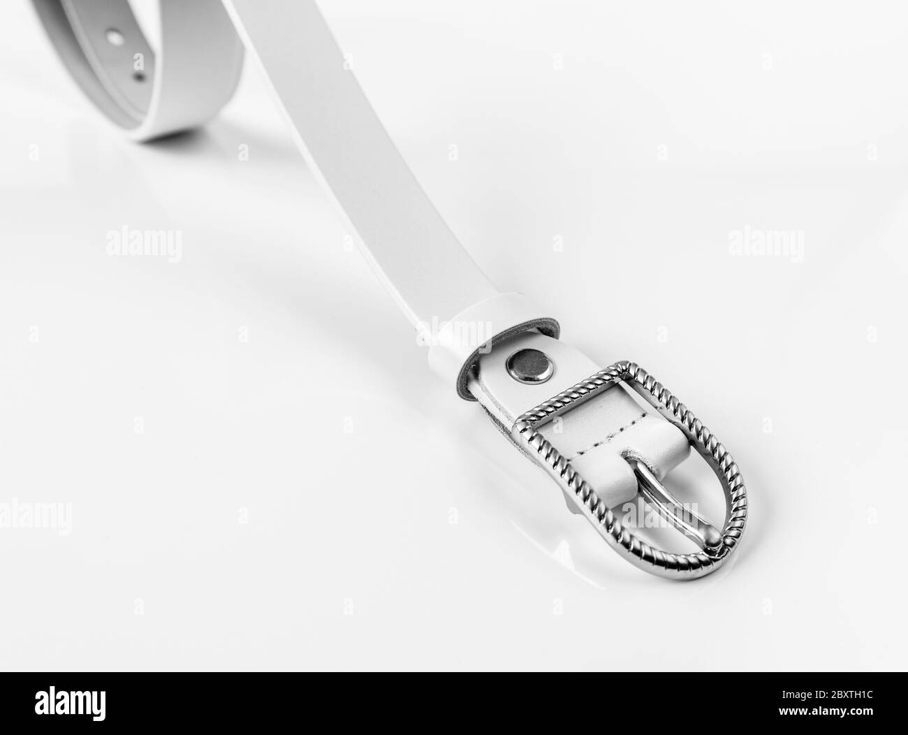 Ceinture en cuir blanc sur fond clair Banque D'Images