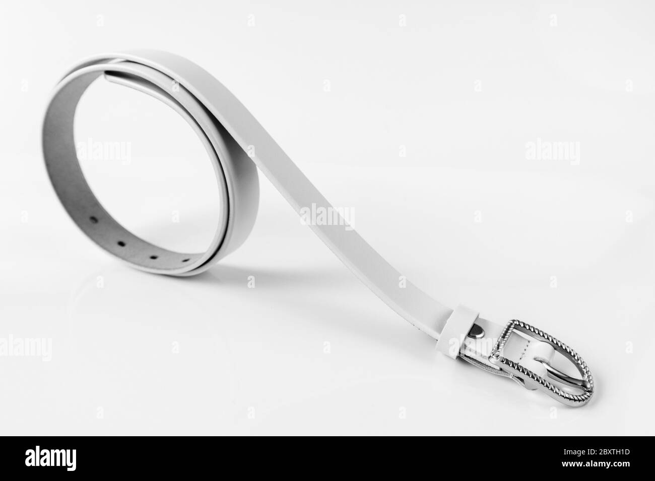 Ceinture en cuir blanc sur fond clair Banque D'Images