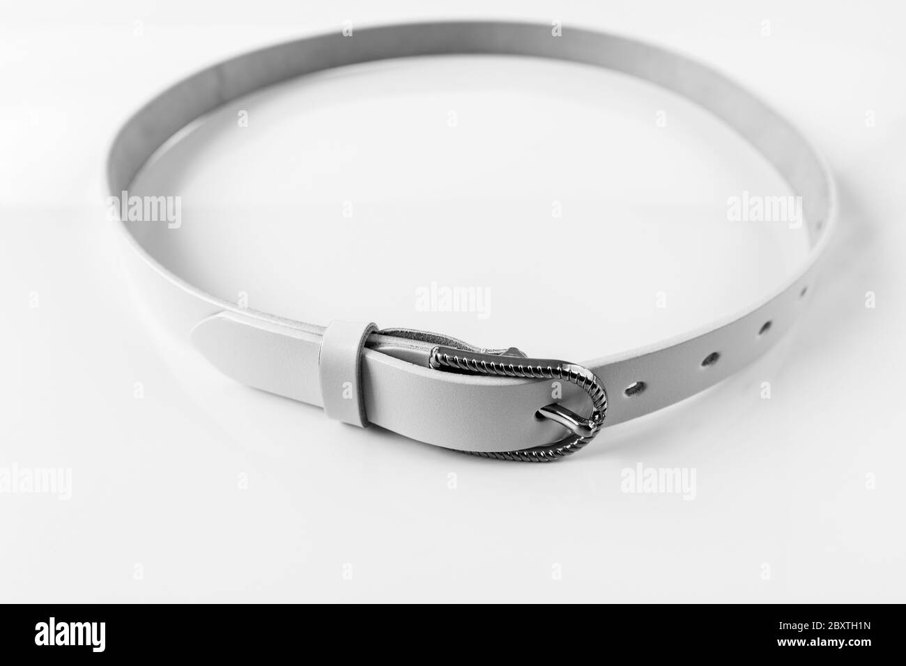 Ceinture en cuir blanc sur fond clair Banque D'Images