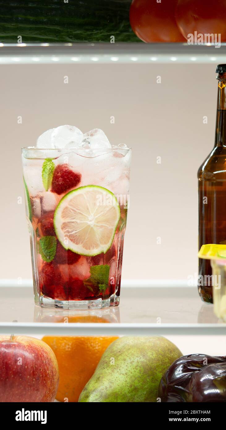Cocktail de mojito aux framboises dans un réfrigérateur. Boisson fraîche d'été. Banque D'Images