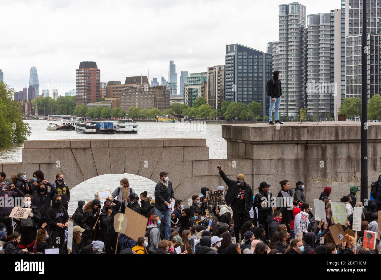 Foule de manifestants sur le pont Vauxhall pendant la manifestation Black Lives Matters à Londres, le 6 juin 2020 Banque D'Images