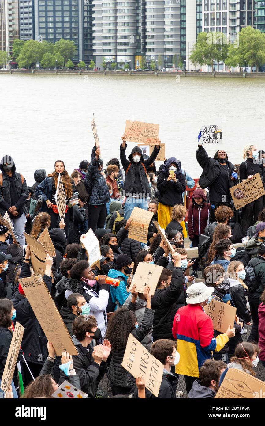 Des manifestants tenant des panneaux se tiennent sur le pont Vauxhall pendant la manifestation Black Lives Matters à Londres, le 6 juin 2020 Banque D'Images