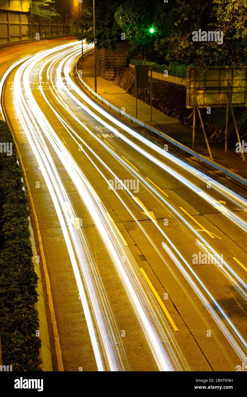 Des sentiers de lumière sur l'autoroute Banque D'Images