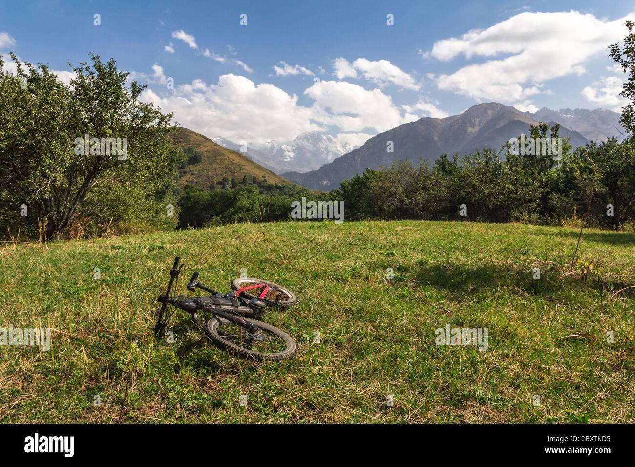 Vélo électrique sur fond de montagnes enneigées Banque D'Images