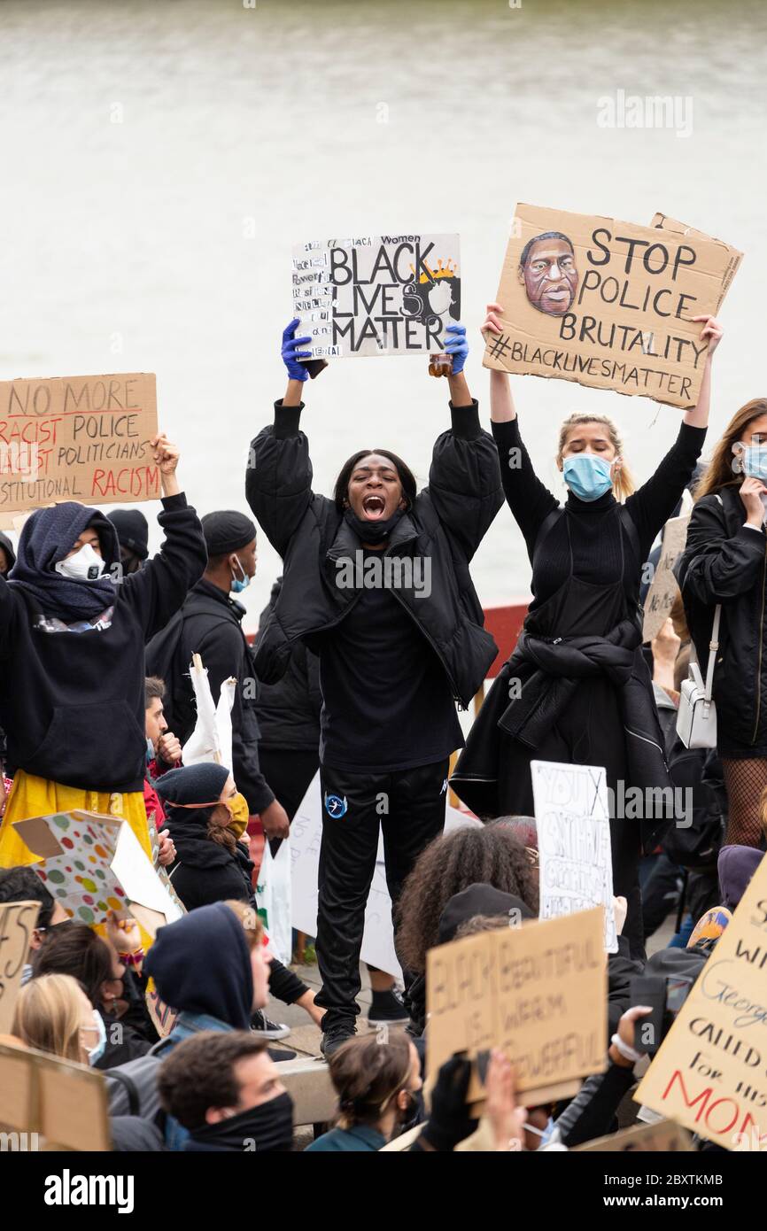 Des manifestants tenant des panneaux se tiennent sur le pont Vauxhall pendant la manifestation Black Lives Matters à Londres, le 6 juin 2020 Banque D'Images