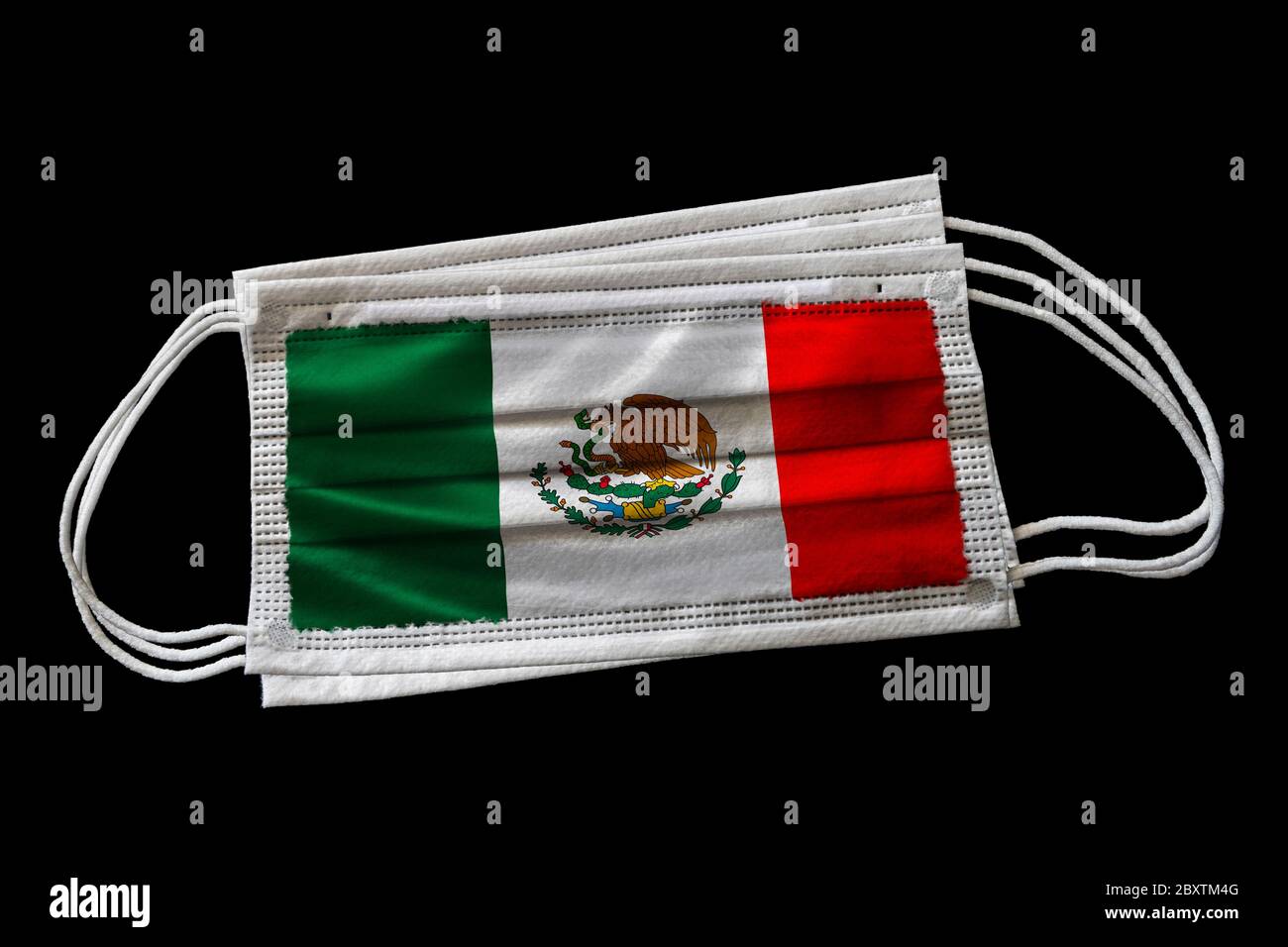 Masques chirurgicaux avec drapeau du Mexique imprimé. Isolé sur fond noir. Concept de l'utilisation du masque facial dans l'effort mexicain de combattre Covid-19 cor Banque D'Images Masques chirurgicaux avec drapeau du Mexique imprimé. Isolé sur fond noir. Concept de l'utilisation du masque facial dans l'effort mexicain de combattre Covid-19 cor Banque D'Images