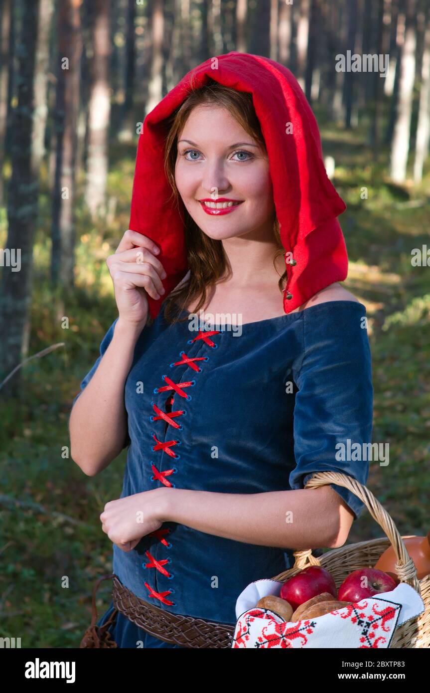 Red Riding Hood debout dans un bois Banque D'Images