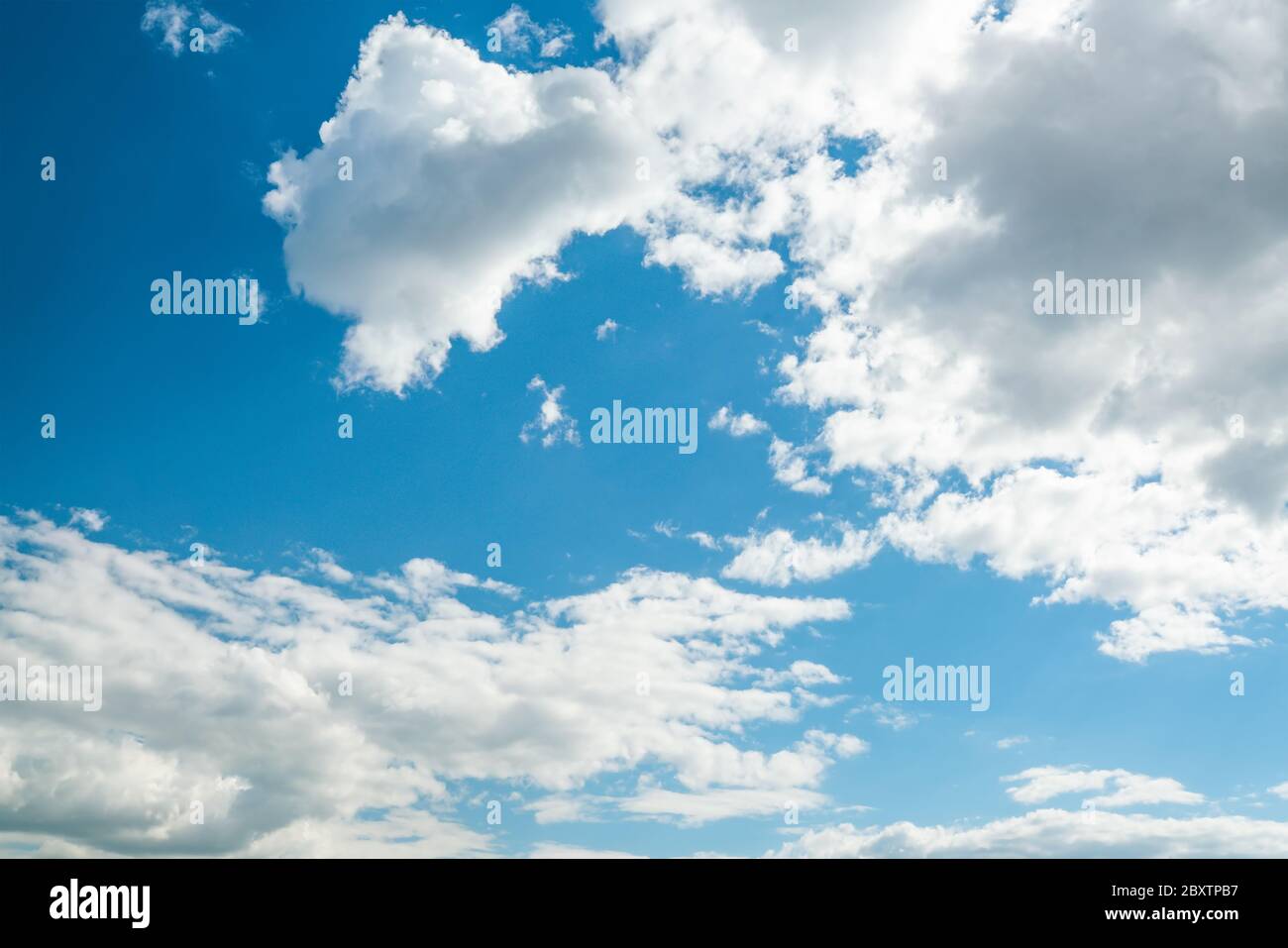 De beaux nuages sur le ciel bleu clair et le soleil Banque D'Images