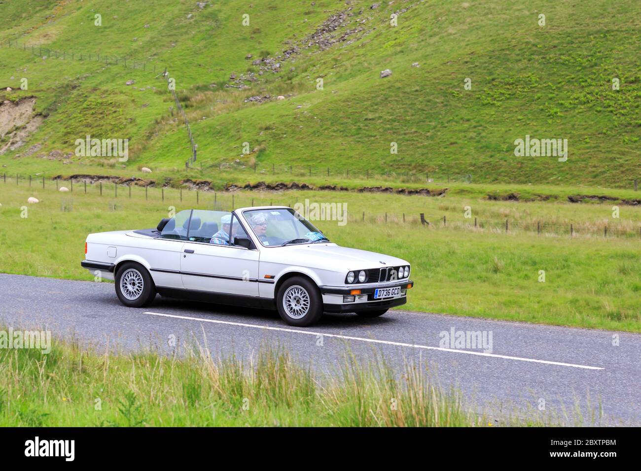 MOFFAT, ÉCOSSE - 29 JUIN 2019 : BMW 325i 1986 voiture convertible dans un rallye de voiture classique en route vers la ville de Moffat, Dumfries et Gall Banque D'Images