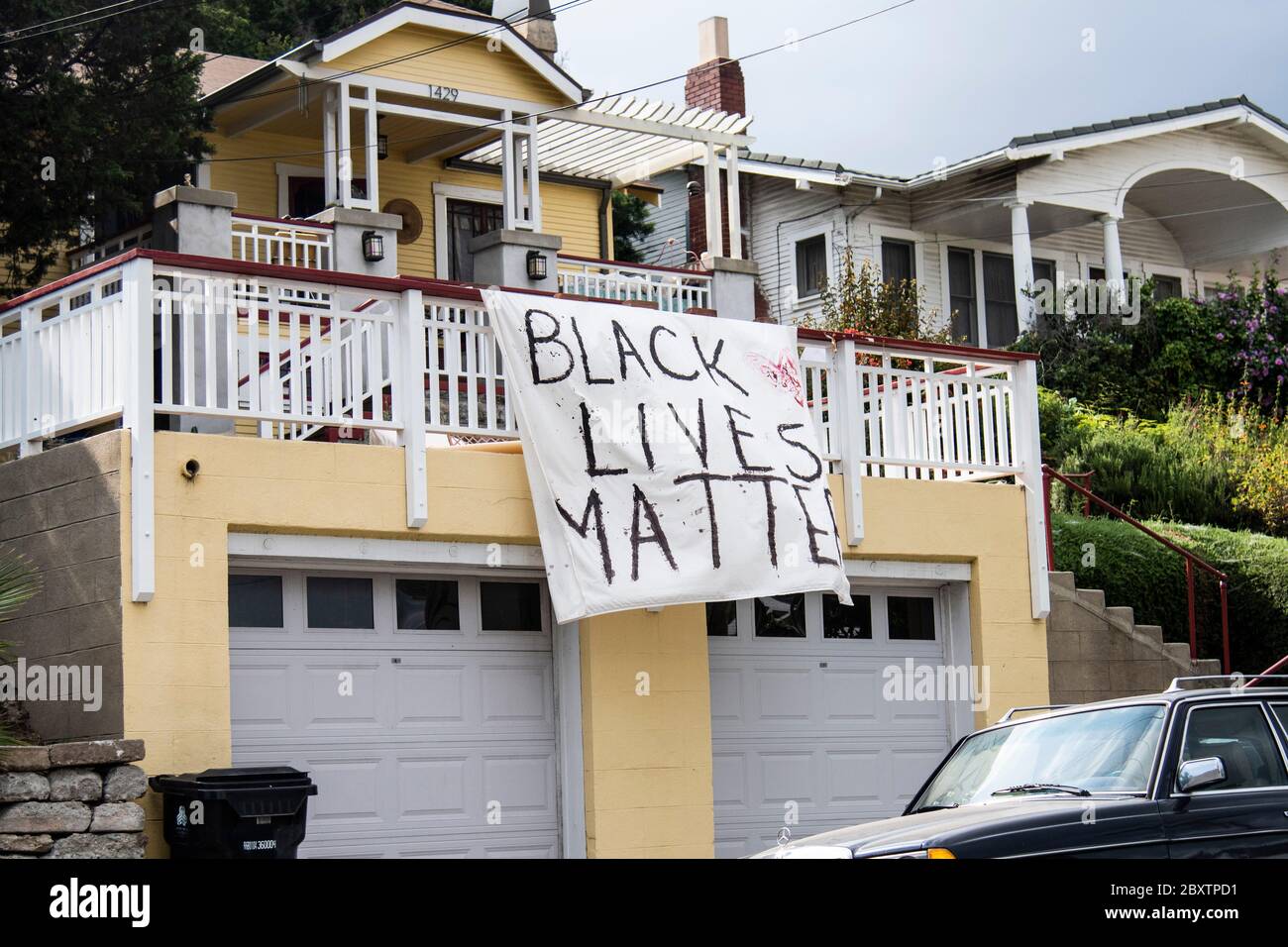 Maison avec une bannière Black Lives Matter dans la cour avant lors d'une manifestation pour George Floyd à Los Angeles, CA Banque D'Images