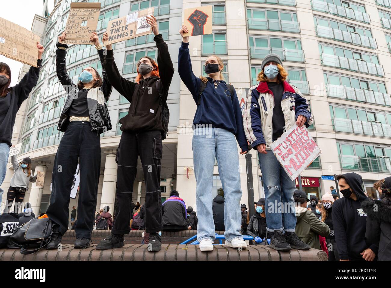 Un groupe de jeunes manifestants présente des signes à la manifestation Black Lives Matters à Vauxhall, Londres, le 6 juin 2020 Banque D'Images