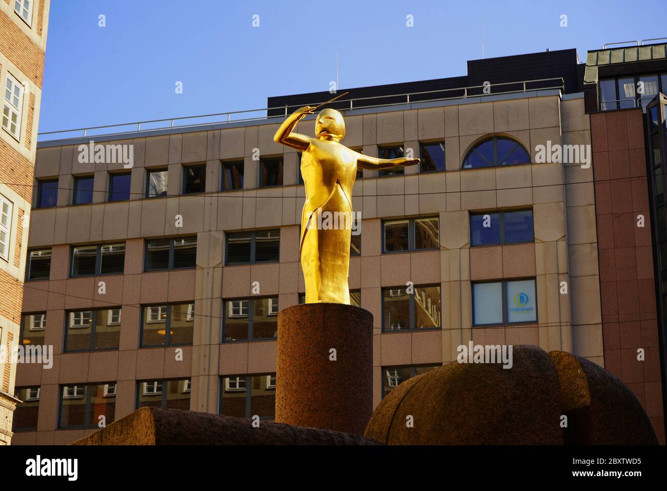 Sculpture d'or d'un chef d'orchestre comme détail de 'Musikbrunnen' (fontaine de musique) par le sculpteur berlinois Joachim Schmettau, érigé en 1986, à Düsseldorf. Banque D'Images